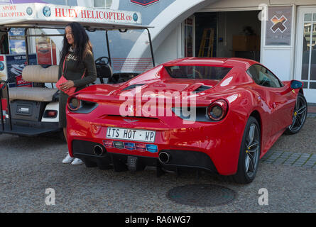 Roten Ferrari Motor Car Rückansicht und mit personalisierten Nummernschild, Seine heißen, und Girl posiert für Foto an der V&A Waterfront in Kapstadt geparkt Stockfoto