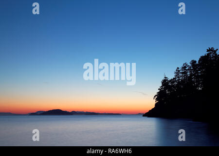 Sonnenuntergang über Rosario Strait von Jones Island Marine State Park, San Juan Inseln, Washington State, USA Stockfoto