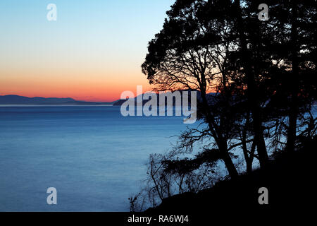 Sonnenuntergang über Rosario Strait von Jones Island Marine State Park, San Juan Inseln, Washington State, USA Stockfoto