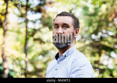 Portrait von Stattlichen 40 Jahre alter Mann mit lockigem Haar und bunt. Stockfoto
