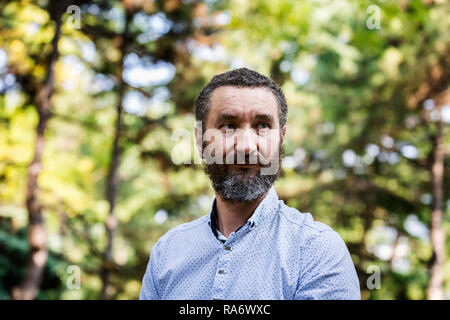 Portrait von Stattlichen 40 Jahre alter Mann mit lockigem Haar und bunt. Stockfoto