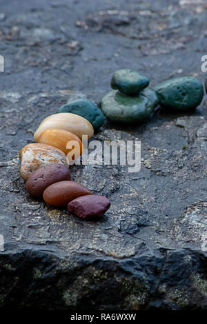 Mehrere farbige Steine auf eine Platte des Rock Stockfoto