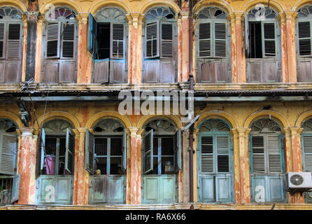 Fenster und Balkone im alten Haus Stockfoto