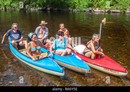 Ältere Menschen Gruppe von Senioren Kanufahren Fluss, aktives Altern, aktive Senioren im Urlaub Frauen schwimmenden Fluss europäischen Senioren