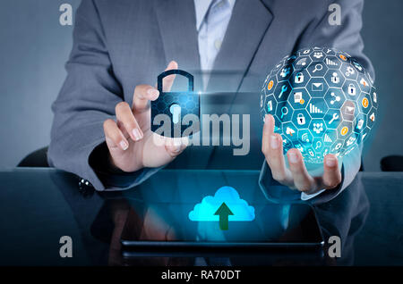 Entsperrtes Smartphone sperren Internet Phone Hand drücken Sie die Taste Telefon im Internet zu kommunizieren. Cyber Security Konzept hand Protection Network mit Verriegelung Stockfoto