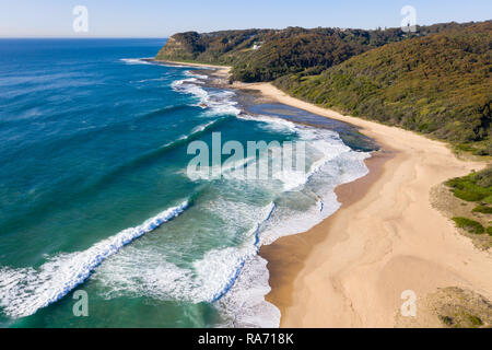 Luftbild des südlichen Ende von Dudley Strand einer der vielen schönen Strände in der Hunter Region. Stockfoto