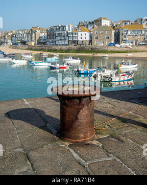 St Ives Harbour Fischerboote mit Poller im Vordergrund und blauer Himmel Stockfoto