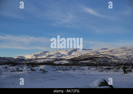 Sonne auf den Bergen über Schnee Szene Stockfoto