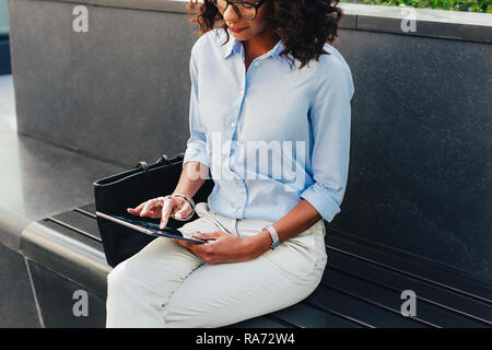 7/8 shot der afrikanischen Frau mit digitalen Tablet in der Stadt Stockfoto