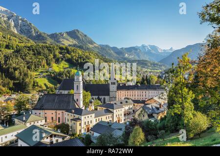 Blick auf Berchtesgaden mit Pfarrkirche St. Andreas und Stiftskirche St. Peter, Bayern, Oberbayern, Deutschland Stockfoto
