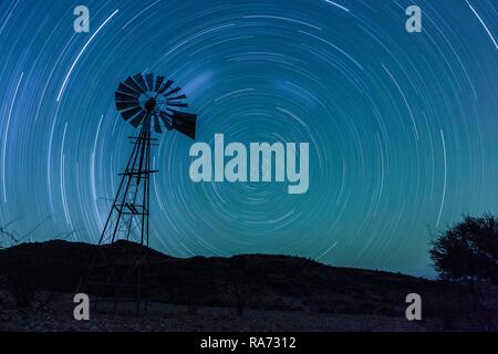 Wind Pumpe vor einem Sternenhimmel, Bauernhof, Namibia Rooisand Stockfoto
