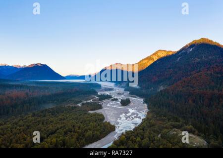 Isar bei Sonnenaufgang, in der Nähe von Vorderriß, Drone, Isarwinkel, Oberbayern, Bayern, Deutschland Stockfoto