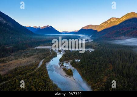 Isar bei Sonnenaufgang, sediment Barriere in der Nähe von sylvenstein Stausee, Drone, Isarwinkel, Oberbayern, Bayern, Deutschland Stockfoto