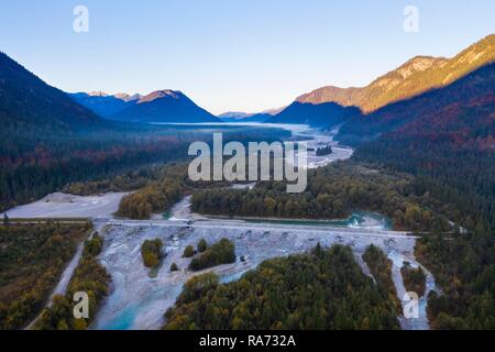 Isar bei Sonnenaufgang, sediment Barriere in der Nähe von sylvenstein Stausee, Drone, Isarwinkel, Oberbayern, Bayern, Deutschland Stockfoto