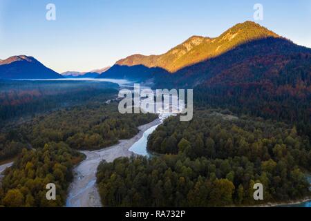 Isar bei Sonnenaufgang, in der Nähe von Vorderriß, Drone, Isarwinkel, Oberbayern, Bayern, Deutschland Stockfoto