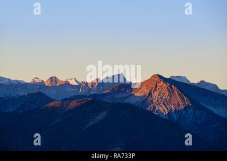Mit Schafreuter Karwendel bei Sonnenaufgang, Blick von der hohen Alm in der Nähe von Lenggries in Oberbayern, Isarwinkel, Bayern Stockfoto