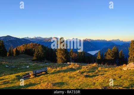 Sonnenaufgang auf der hohen Alm in der Nähe von Lenggries, Blick auf das Karwendel und Zugspitze, Isarwinkel, Oberbayern, Bayern Stockfoto