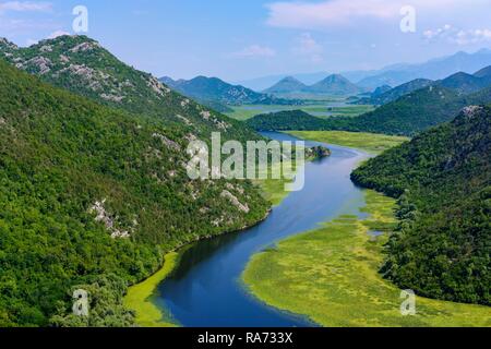 Flusses Rijeka Crnojevica und Skadarsee, Ansicht von Pavlova Strana Viewpoint, Skadarsee National Park, in der Nähe von Cetinje, Montenegro Stockfoto