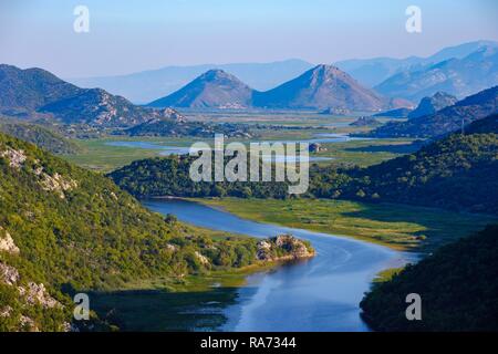 Flusses Rijeka Crnojevica, Ansicht von Pavlova Strana Viewpoint, Skadarsee National Park, in der Nähe von Cetinje, Montenegro Stockfoto