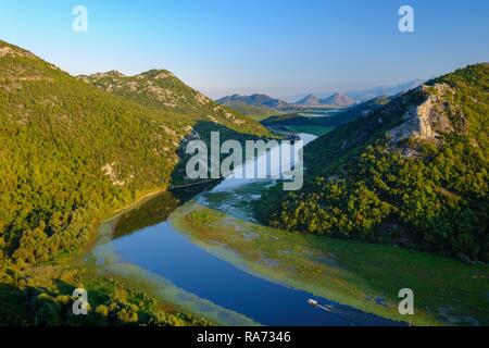 Flusses Rijeka Crnojevica, Ansicht von Pavlova Strana Viewpoint, Skadarsee National Park, in der Nähe von Cetinje, Montenegro Stockfoto