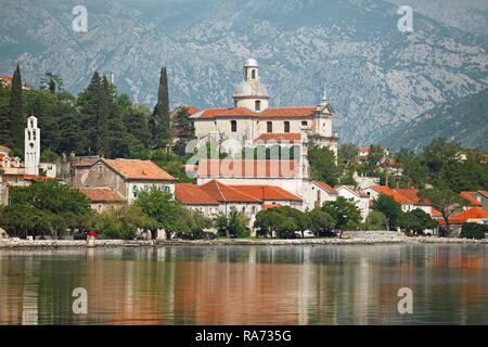 Kirchen Geburt der Jungfrau Maria und Crkva Sv. Nikole, Prčanj, Bucht von Kotor, Provinz von Kotor, Montenegro Stockfoto