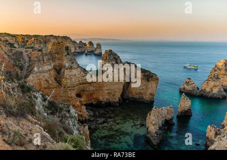 Ponta da Piedade, Sonnenuntergang, schroffen felsigen Küste von Sandstein, Felsformationen im Meer, Algarve, Lagos, Portugal Stockfoto