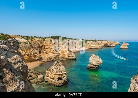 Türkisblaues Meer, Steilküsten, Praia da Marinha Strand, Schroffe Felsenküste von Sandstein, Felsformationen im Meer, Algarve, Lagos Stockfoto