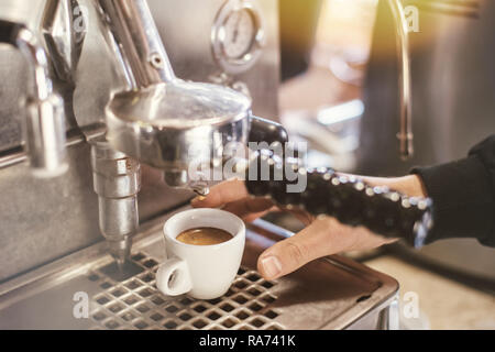 Professionell brauen - Kaffee Bar Details. Espresso Kaffee Gießen von Espresso Maschine. Stockfoto