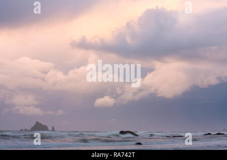 Ein Sturm Ansätze auf dem Rialto Beach in Olympic National Park, Washington. USA Stockfoto