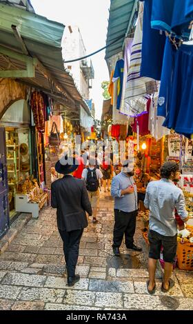 Street Scene, Menschen mit traditionellen jüdischen Kleidung in eine enge Gasse, shopping Gasse, Altstadt, Jerusalem, Israel Stockfoto