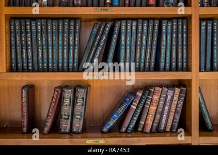 Hebräische Bücher auf dem Regal, die Alte Synagoge, Davids Grab, Grabmal des biblischen König David, Davids Stadt, Jerusalem, Israel Stockfoto