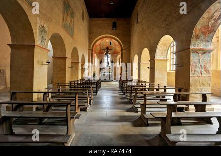 Mittelschiff mit mittelalterlichen Fresken, romanische Basilika St. Martin, Martinskirche, Greding, Mittelfranken, Franken, Bayern Stockfoto