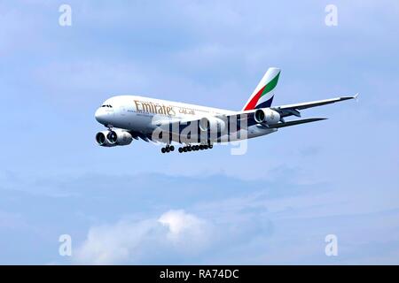 Emirates Airbus Finkenwerder Flughafen nähert, Hamburg, Deutschland Stockfoto