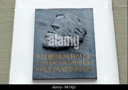 Gedenktafel mit Portrait von Karl Marx an der Geburtsstätte, Trier, Rheinland-Pfalz, Deutschland Stockfoto