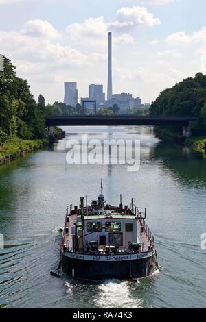 Versand auf dem Rhein-Herne-Kanal, hinter der harten Kohlekraftwerk in Baukau, Herne, Ruhrgebiet, Nordrhein-Westfalen Stockfoto