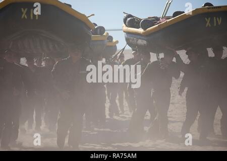 Us Navy SEALS Kandidaten Mannschaft tragen Angriff rafts bei der grundlegenden Underwater Demolition DICHTUNG Ausbildung an der Navy Special Warfare Center 9. April in Coronado, Kalifornien 2018. Dichtungen sind die maritime Komponente der US Special Forces und die darin geschult sind, eine Vielzahl von Operationen aus dem Meer, Luft und Land zu führen. Stockfoto