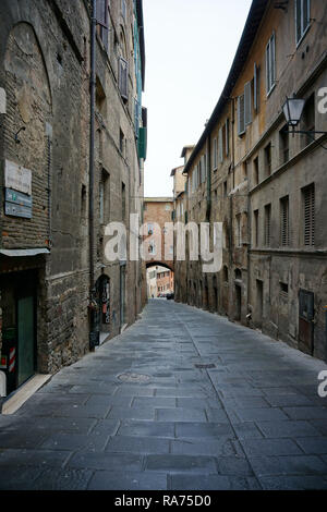 Mittelalterliche Straßen von Siena. Toskana, Italien. Stockfoto