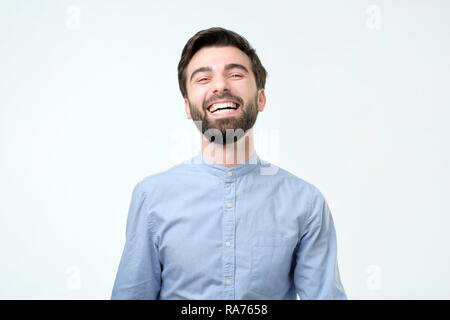 Spanischer Mann mit blauem Hemd lachen oder grinsen in Heiter. Stockfoto