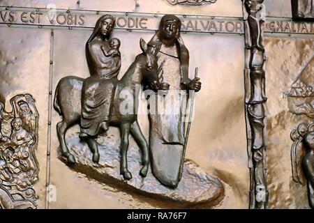 Detail der wunderbare Metalltür, Joseph führenden ein Esel, Maria und Jesuskind in der Basilika der Verkündigung, von Giovanni gebaut Stockfoto