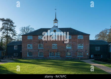 Whitchurch Silk Mill in Hampshire, Großbritannien. Außenansicht von der Vorderseite des Georgischen Wassermühle. Stockfoto