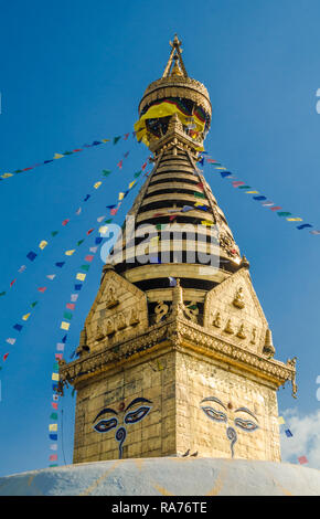 Die goldenen Spire- und buddhistischen Gebetflaggen von Swayambhunath Stupa, Kathmandu, Nepal Stockfoto