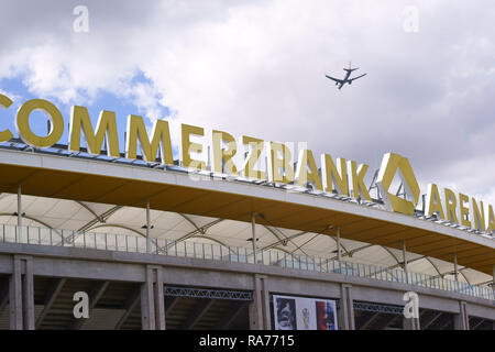 Frankfurt, Deutschland - 11. August 2018: ein Flugzeug über dem Stadion Dach fliegen und das Logo der Commerzbank Arena, der Heimat des Fußball-Club Eintra Stockfoto