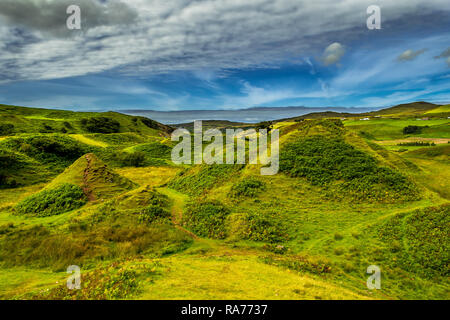 Wunderschöne und geheimnisvolle Fairy Glen in der Nähe von Uig auf der Isle of Skye in Schottland Stockfoto