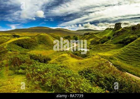 Wunderschöne und geheimnisvolle Fairy Glen in der Nähe von Uig auf der Isle of Skye in Schottland Stockfoto