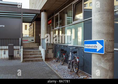 Oktober 19, 2018 Deutschland. Helios Klinikum Krefeld. Fahrrad ökologische Verkehrsträger in Europa. Fahrrad parken auf dem Gebiet der Krankenhaus clin Stockfoto