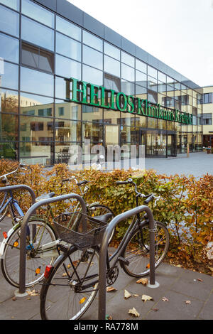 Oktober 19, 2018 Deutschland. Helios Klinikum Krefeld. Fahrrad ökologische Verkehrsträger in Europa. Fahrrad parken auf dem Gebiet der Krankenhaus clin Stockfoto