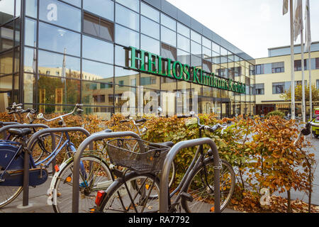 Oktober 19, 2018 Deutschland. Helios Klinikum Krefeld. Fahrrad ökologische Verkehrsträger in Europa. Fahrrad parken auf dem Gebiet der Krankenhaus clin Stockfoto