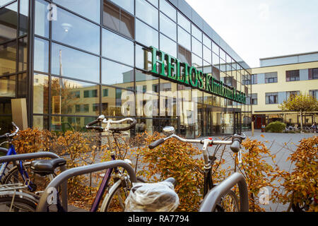 Oktober 19, 2018 Deutschland. Helios Klinikum Krefeld. Fahrrad ökologische Verkehrsträger in Europa. Fahrrad parken auf dem Gebiet der Krankenhaus clin Stockfoto