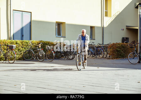 Oktober 19, 2018 Deutschland. Helios Klinikum Krefeld. Fahrrad ökologische Verkehrsträger in Europa. Fahrrad parken auf dem Gebiet der Krankenhaus clin Stockfoto