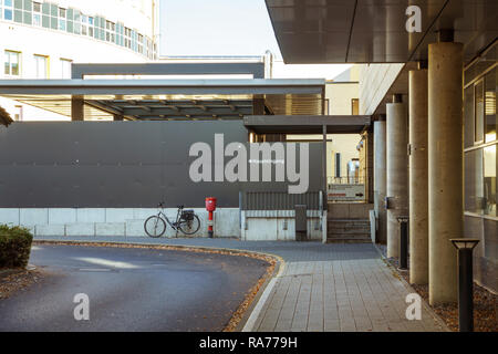 Oktober 19, 2018 Deutschland. Helios Klinikum Krefeld. Fahrrad ökologische Verkehrsträger in Europa. Fahrrad parken auf dem Gebiet der Krankenhaus clin Stockfoto